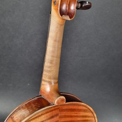 Violon portant une étiquette 