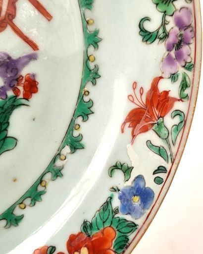 Paire d'assiettes en porcelaine polychrome,...