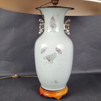 Vase en porcelaine polychrome à décor de...