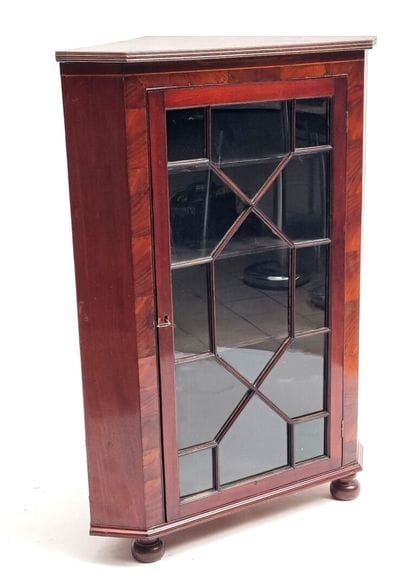 Vitrine d'encoignure en placage d'acajou,...