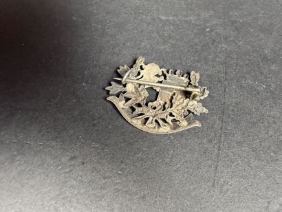 Lot comprenant : 7 insignes militaires divers,...