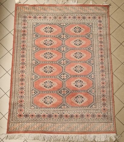 Tapis en laine à décor de motifs géométriques...