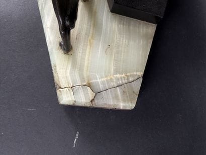 Sujet Art Déco en régule patiné et onyx représentant...