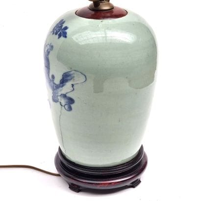 Lampe formée d'un vase en porcelaine émaillée...