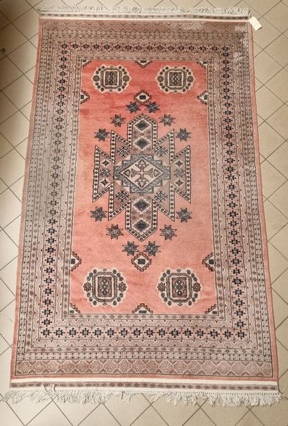 Tapis en laine à décor d'un médaillon central...
