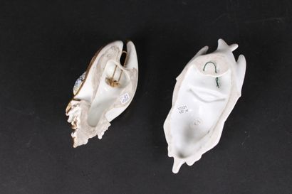 Lot de 2 bénitiers en porcelaine de Paris...