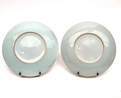Paire d'assiettes en porcelaine polychrome,...