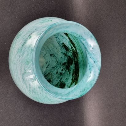 Vase en verre translucide doublé vert moucheté,...