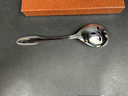 Lot comprenant : 12 cuillères à café en métal...
