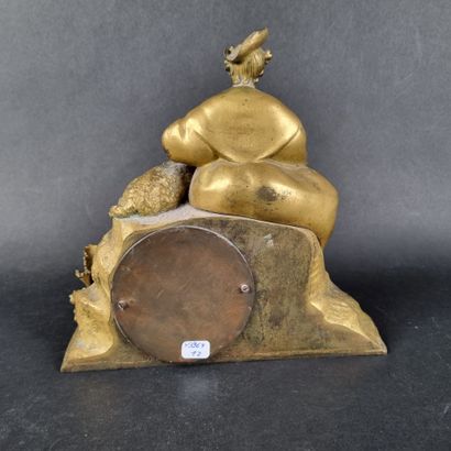 Pendule en bronze doré représentant une femme...