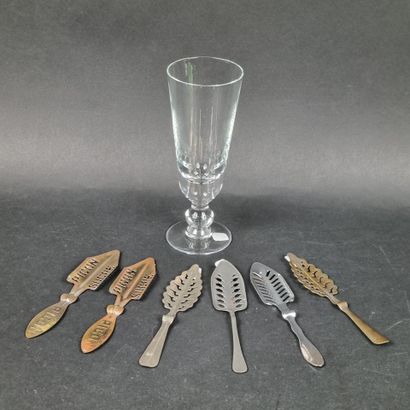 Lot comprenant un verre et six cuillères...