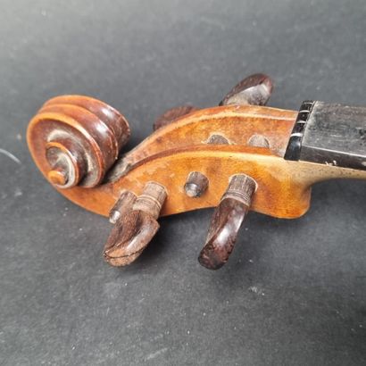 Violon portant une étiquette 