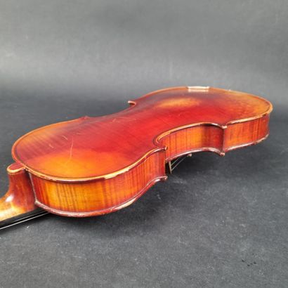 1 violon portant une étiquette 