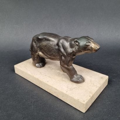 Sujet en régule patiné représentant un ours,...