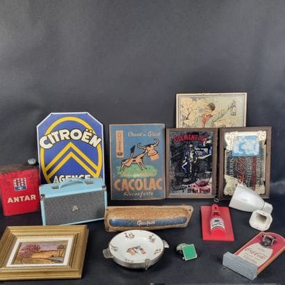 Manette : lot d'objets modernes en carton...