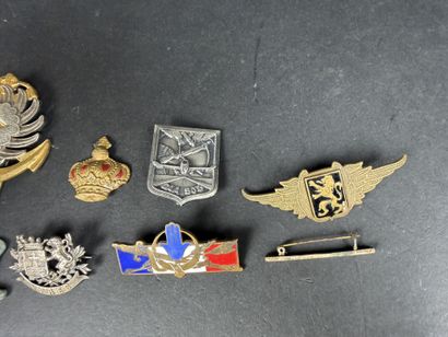 Lot comprenant : 7 insignes militaires divers,...