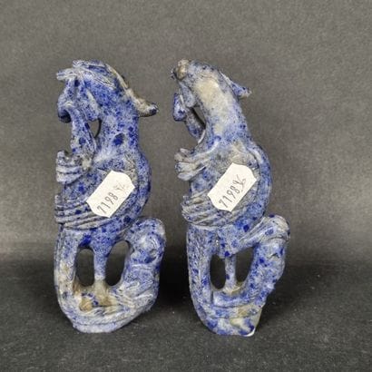 CHINE. Lot de 2 sujets en sodalite sculpté...