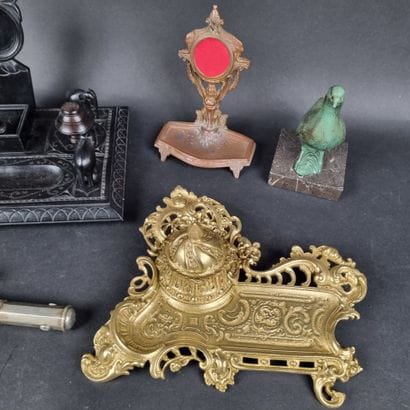 Manette : 1 encrier en ébène à décor d'éléphants,...