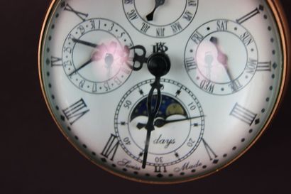 Grande pendule sphérique en laiton et verre,...