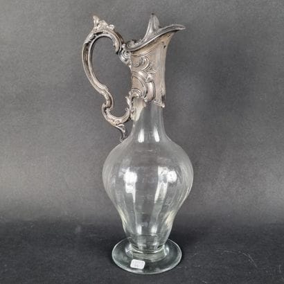 Aiguière sur pied en verre, monture en métal...