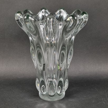 VANNES. Grand vase en cristal à décor de...