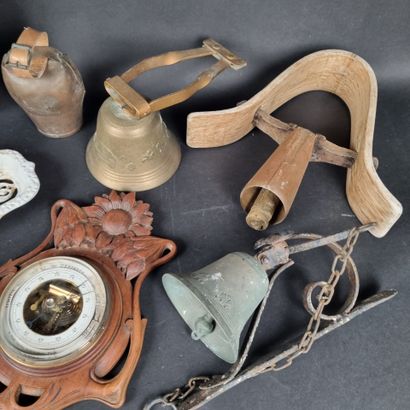 Manette : lot d'objets en carton sur le thème...