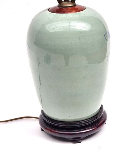 Lampe formée d'un vase en porcelaine émaillée...
