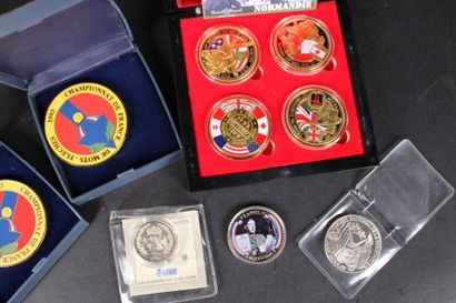 Lot de 9 médailles dont 4 en coffret sur...