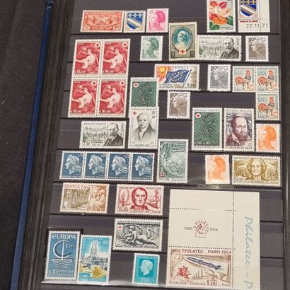 [TIMBRES] Lot de timbres comprenant : 
-...
