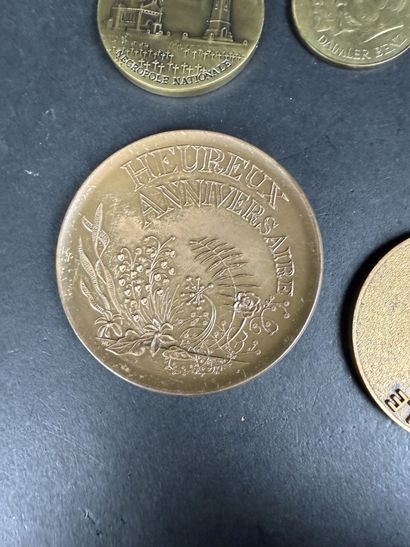 Lot de 16 médailles diverses en métal, cuivre...