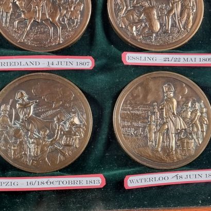 Suite de 12 médailles circulaires en bronze...