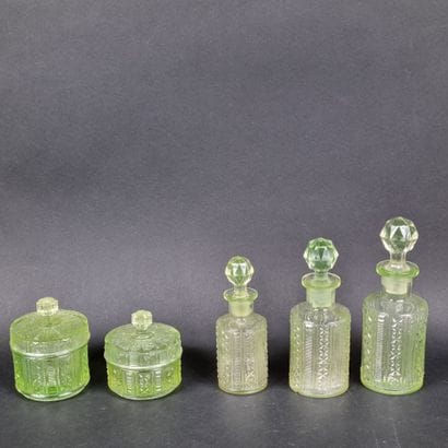 Garniture de toilette en verre ouraline comprenant...