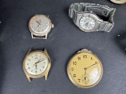Lot comprenant : 5 montres mécaniques, diverses...