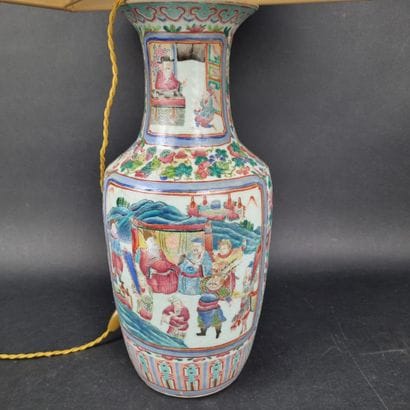 Vase de forme balustre en porcelaine émaillé...