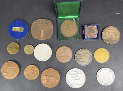Lot de 16 médailles diverses en métal, cuivre...