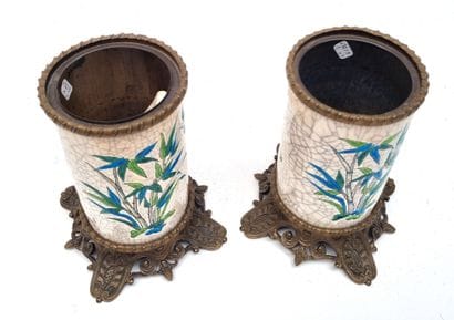Paire de vases rouleaux en faïence polychrome...