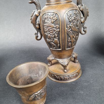 Lot comprenant : 1 petit vase en porcelaine...
