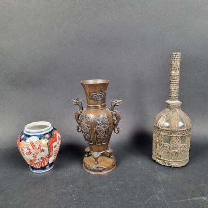 Lot comprenant : 1 petit vase en porcelaine...