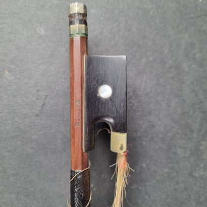 Lot comprenant : 1 violon portant une étiquette...