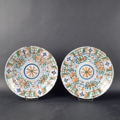 Paire de plats en faïence polychrome, à décor...