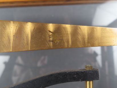 Balance de précision de type trébuchet pourvue...