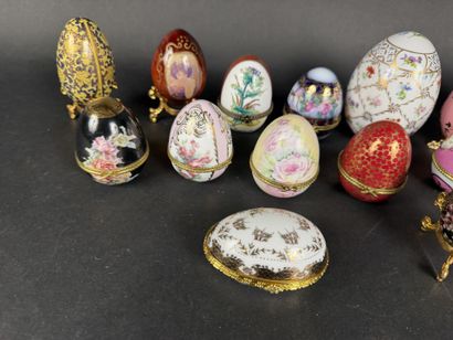 Lot de 15 œufs décoratifs, diverses matières...