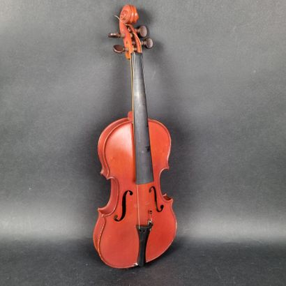 1 violon portant une étiquette 