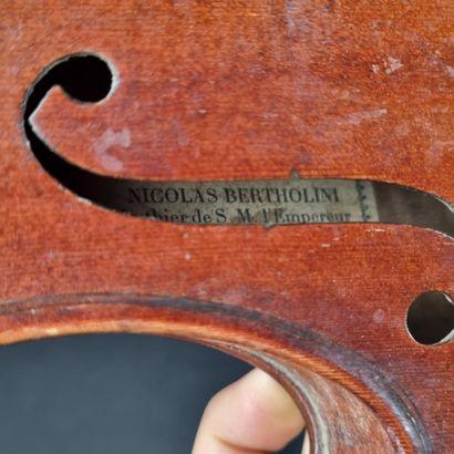 Violon portant une étiquette 
