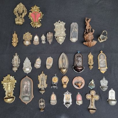 Ensemble de 33 bénitiers, diverses formes,...