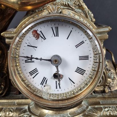 Horloge en bronze doré, représentant une...
