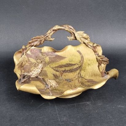 Coupe en laiton doré et patiné à décor d'un...