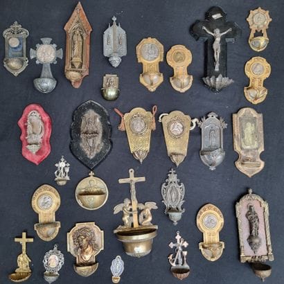 Ensemble de 28 bénitiers, diverses formes,...