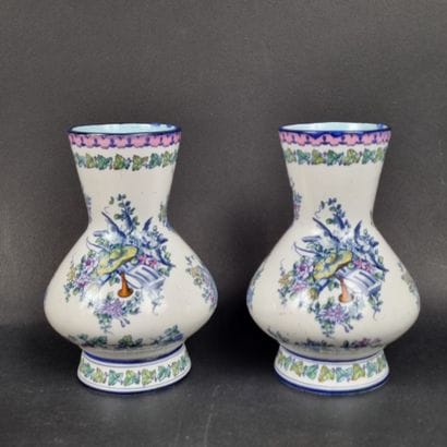 LONGWY. Paire de vases en faïence à décor...