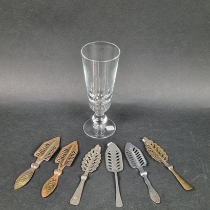 Lot comprenant un verre et six cuillères...
